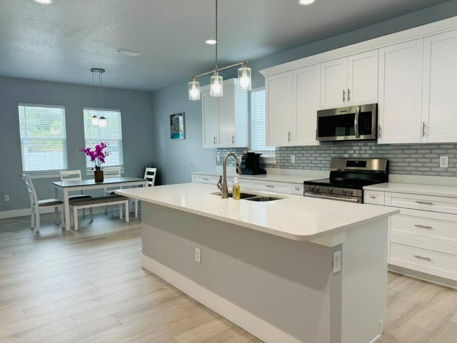Brand New Tampa Oasis With Private Jacuzzi Retreat Villa Луц Екстериор снимка